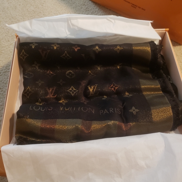 Louis Vuitton scarf - Picture 2 of 4